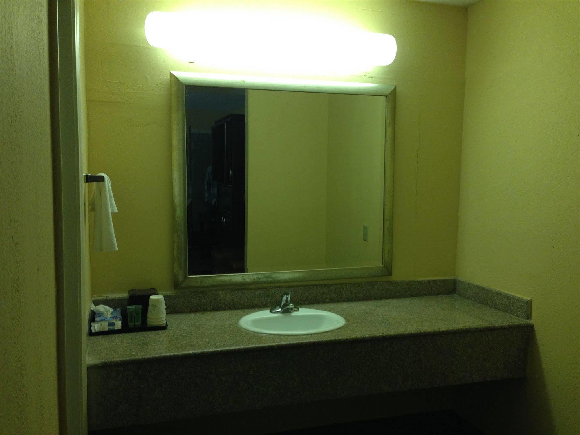 همبل Travel Inn & Suites المظهر الخارجي الصورة